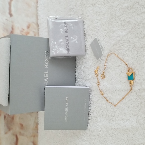 New Michael Kors Mercer Rose Gold Padlock Bracelet - Picture 2 of 8